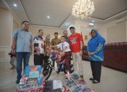 , Gubernur Mirza mengundang Raihan bersama kedua orang tua dan adiknya ke Rumah Dinas Gubernur, Mahan Agung, Senin (18/8/2025). Dalam pertemuan yang berlangsung penuh kehangatan itu, Raihan menerima sejumlah bantuan, di antaranya uang tunai, tabungan Bank Lampung senilai Rp2.500.000, pakaian, makanan ringan, serta satu unit sepeda.
