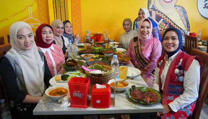 Istri Wagub Wulan Nyeruit Pakai Ikan Bakar dan Pindang Sambil Dengerin Musik Lampung