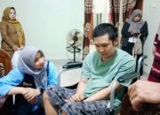 Dewi Mayang Suri Djausal Salurkan Kursi Roda untuk Warga Bandar Lampung