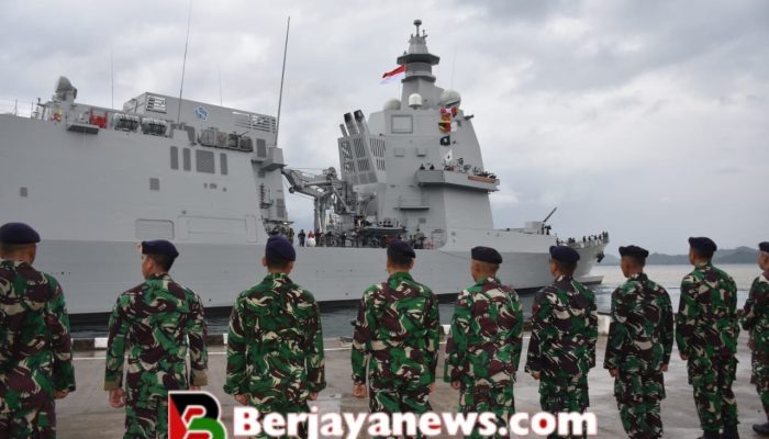 KRI Brawijaya-320 bertolak meninggalkan Dermaga Caligi Bensam Lanal Lampung