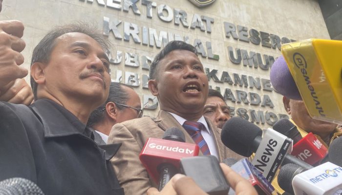 Bawa Emak-emak Nyanyi Maju Tak Gentar Menggema Saat Roy Suryo Diperiksa Polisi Kasus Tudingan Ijazah Jokowi Palsu