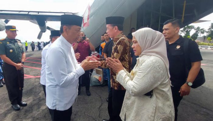 Jokowi–Iriana Melayat Rugaiya Usman Istri Jenderal Wiranto, Beri Penghormatan Terakhir di Lanud Adi Soemarmo