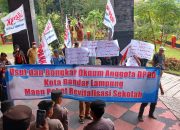 Ada Oknum Wakil Rakyat Diduga Main Proyek Revitalisasi Sekolah, Masa Lapak Datangi Gedung DPRD, Ketua BK Minta Bukti