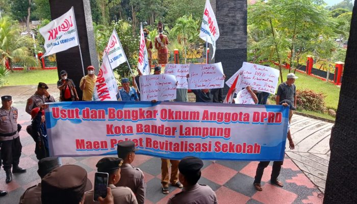 Ada Oknum Wakil Rakyat Diduga Main Proyek Revitalisasi Sekolah, Masa Lapak Datangi Gedung DPRD, Ketua BK Minta Bukti
