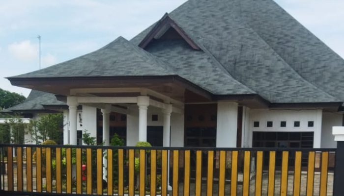 Mencari Jejak Bupati Lampung Tengah, Rumah Sepi, Gerbang Tertutup, Hanya Penjaga yang Menjawab