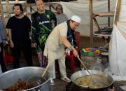 Sekda Lampung Marindo Turun Tangan di Dapur Umum Goreng Ayam Layani Jamaah Ijtima Ulama 2025