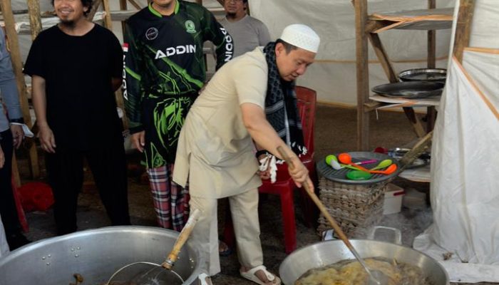 Sekda Lampung Marindo Turun Tangan di Dapur Umum Goreng Ayam Layani Jamaah Ijtima Ulama 2025