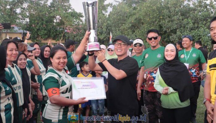 Bupati Tutup Perwosi Cup 2025, Sejarah Baru Sepak Bola Wanita di Pesisir Barat