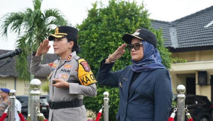 Bupati Ela & Kapolres Turun Langsung, Apel Pasukan Operasi Lilin Tetap Jalan Meski Diguyur Hujan