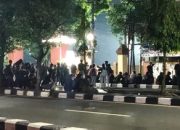 Pagar Jebol, Salat Gaib, dan Bantahan Gas Air Mata: Mapolda DIY Membara!