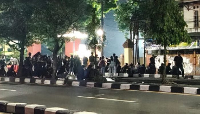 Pagar Jebol, Salat Gaib, dan Bantahan Gas Air Mata: Mapolda DIY Membara!