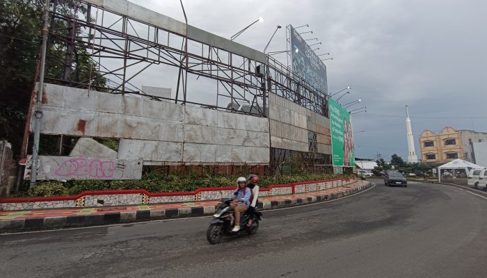 Keropos dan Berkarat, Reklame di Tugu Adipura Bandar Lampung Ancam Keselamatan Warga