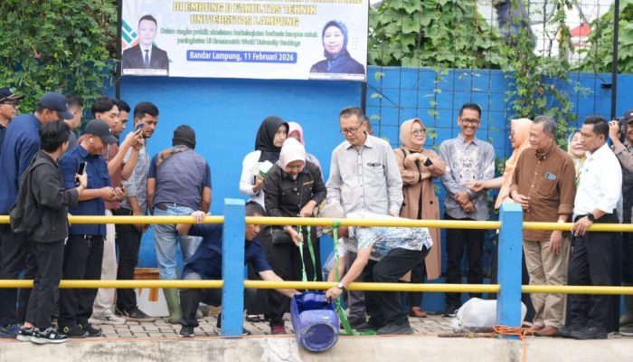 Sulap Embung Jadi Laboratorium Alam: FT Unila Tebar Ratusan Kilo Benih Ikan!