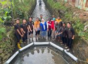 Terinspirasi Pandawara, Mahasiswa KKN Unila Pasang Trash Barrier di Tanjung Senang Guna Tekan Risiko Banjir