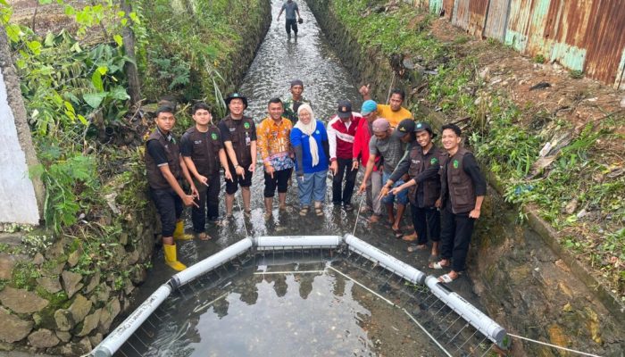Terinspirasi Pandawara, Mahasiswa KKN Unila Pasang Trash Barrier di Tanjung Senang Guna Tekan Risiko Banjir
