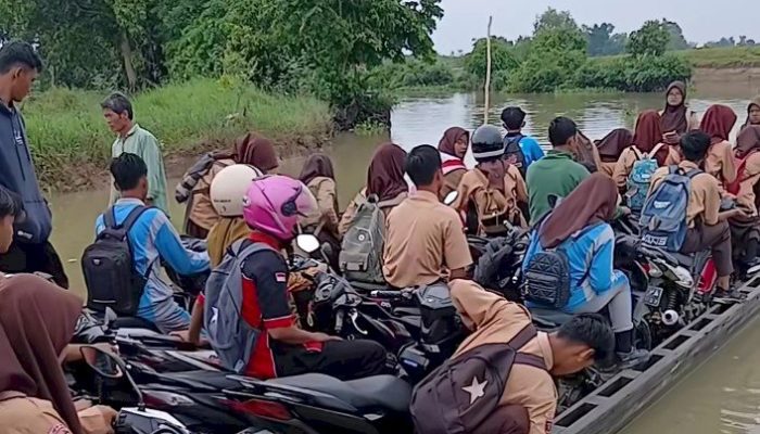 MIRIS! 2026, Siswa Way Bungur Masih Bertaruh Nyawa Seberangi Sungai Demi Sekolah