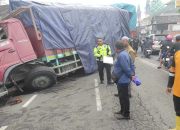 Kecelakaan Beruntun Truk di Bangsal Mojokerto, 1 Orang Luka Ringan