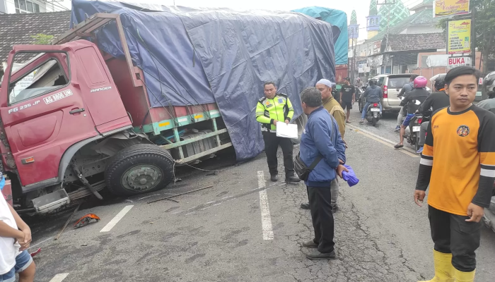 Kecelakaan Beruntun Truk di Bangsal Mojokerto, 1 Orang Luka Ringan