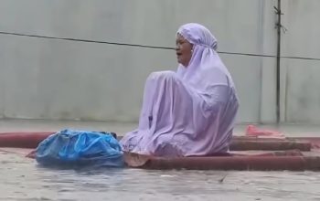 Tetap Khusyuk Berdoa meski Hujan Deras usai Salat Id, Ibu di Pekanbaru Ini Viral jadi Sorotan Warganet