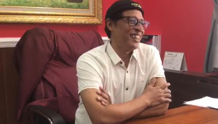 Gaya Nyentrik Wiyadi di Paripurna, Jas Merah di antara Setelan Gelap