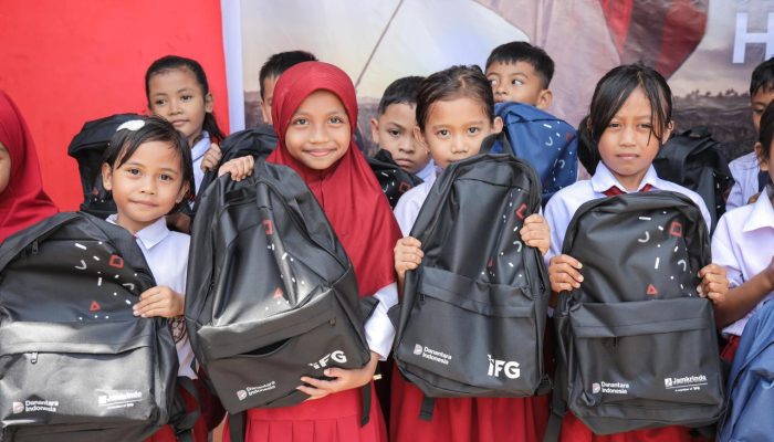 IFG Salurkan 4.000 Paket Sekolah di Sulawesi Utara dan Gorontalo, Wujud Dukungan Pendidikan Generasi Muda