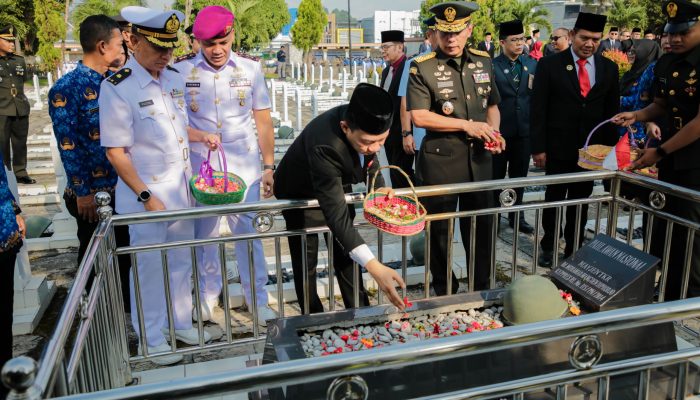 Kenang Jasa Pahlawan, Sekdaprov Marindo Pimpin Ziarah Khidmat di HUT Lampung ke-62