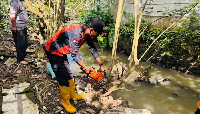 Lupakan Libur demi Rakyat! Pasukan Oranye Bunda Eva Geruduk Drainase Mampet Se-Bandar Lampung!