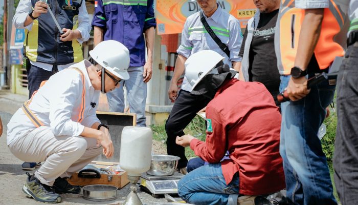 Sering Jatuh Karena Jalan Berlubang, Sri Terharu Lihat Gubernur Lampung Mirza Tinjau Langsung Perbaikan Jalan Kalirejo