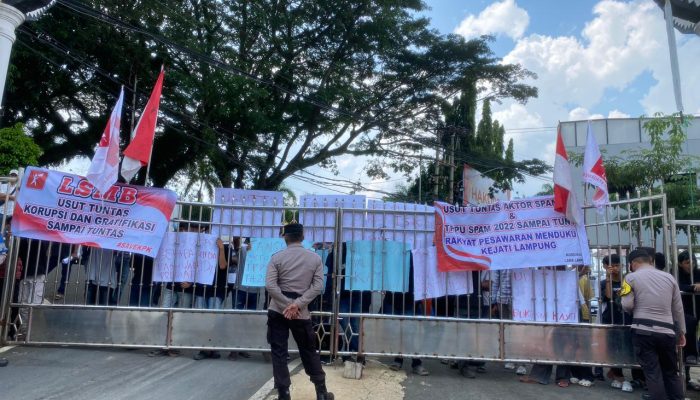 Geger Skandal Tas Mewah & Harley, Kejati Lampung Digeruduk Massa, Desak Seret Nama Besar di Korupsi SPAM Pesawaran!
