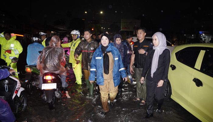 Tak Biarkan Rakyat Sendiri, Wali Kota Bandar Lampung Tembus Malam Pantau Banjir demi Rasa Aman