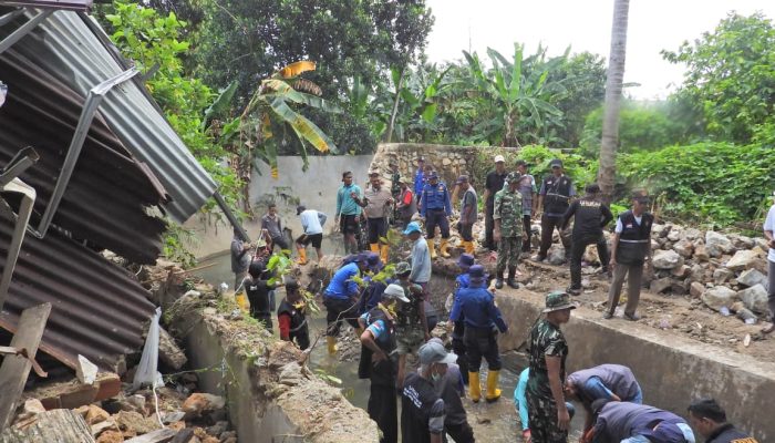 Gerak Cepat Bunda Eva Gandeng TNI, Pemkot Bandar Lampung Normalisasi Sungai di Jagabaya 1 Demi Bebas Banjir