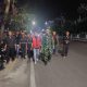 Jaga Kondusifitas Kota, Babinsa Pahoman Gandeng Aparat Kelurahan Gelar Patroli Siskamling Malam Hari