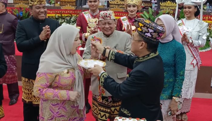 Momen Hangat di HUT Bandar Lampung: Ketua DPRD Bernas Yuniarta Suapi Bunda Eva