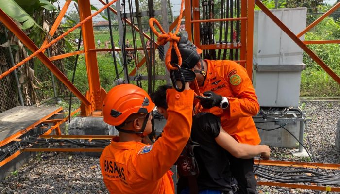 Dramatis, Tim SAR Gabungan Berhasil Evakuasi Pria yang Panjat Tower di Way Kandis Bandar Lampung