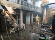 Gudang Rongsokan di Bawah Rumah Tiga Lantai Terbakar, Damkar Kerahkan 11 Unit Mobil Pemadam