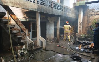 Gudang Rongsokan di Bawah Rumah Tiga Lantai Terbakar, Damkar Kerahkan 11 Unit Mobil Pemadam