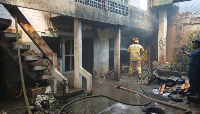 Gudang Rongsokan di Bawah Rumah Tiga Lantai Terbakar, Damkar Kerahkan 11 Unit Mobil Pemadam