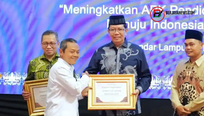 Dorong Pendidikan Inklusif Berbasis Digital, Rektor UIN Raden Intan Lampung Terima Penghargaan Green Campus Tingkat Nasional
