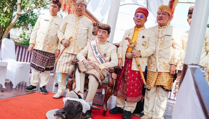 Jokowi Terima Gelar Adat Baginda Pemuka Bangsa dari Lima Kerajaan Adat Lampung