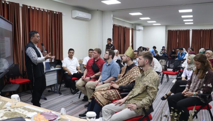 Budaya Lampung Go Internasional! Mahasiswa UIN Raden Intan Kenalkan Siger hingga Tapis kepada Tamu Amerika Serikat