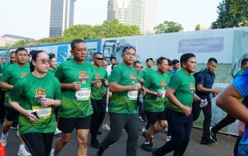 Meriahkan HUT ke-65 Kostrad, Kasad Lari Bersama 10 Ribu Peserta