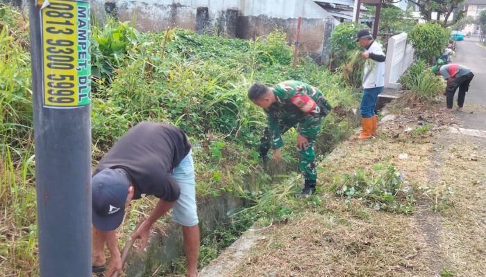 Babinsa dan Warga Pahoman Gotong Royong Sambut HUT ke-1 Kodam XXI/Radin Inten  ​