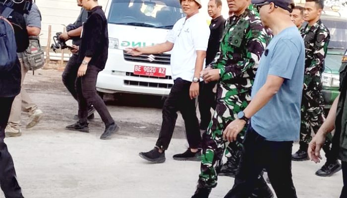 Wujudkan Lingkungan Bersih, Kodam XXI/Raden Inten, Pimpin Aksi Bersih Pantai