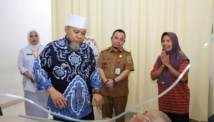 Kunjungi RS Abdul Moeloek, Helmi Hasan Sapa Pasien Kelas III dan Beri Tali Asih