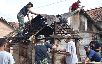 Yonif 9 Marinir Brigif 4 Mar/BS Gelar Bedah Rumah Ibu Suryati di Desa Paya