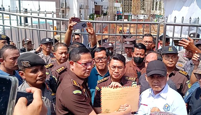 Ratusan Massa FOKAL Jebol Gerbang Kejati Lampung, Desak Usut Dugaan Korupsi Aset Pemprov 3 Hektare