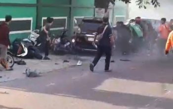 Kecelakaan Beruntun di Depan MTsN 1 Bandar Lampung: Avanza Tabrak 7 Motor, Korban Dilarikan ke Rumah Sakit