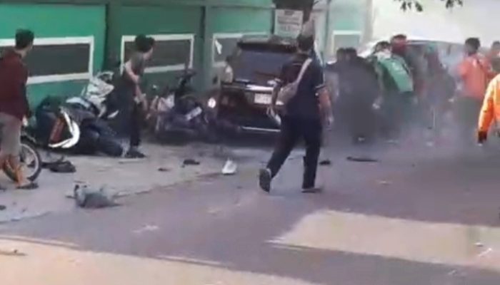 Kecelakaan Beruntun di Depan MTsN 1 Bandar Lampung: Avanza Tabrak 7 Motor, Korban Dilarikan ke Rumah Sakit