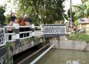 Cegah Banjir Kepung Tanjung Senang, Bunda Eva Turun Gunung Sikat Saluran Air Mampet