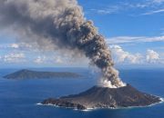 Penuh Tekanan Magma, Gunung Anak Krakatau Semburkan Lava Fountain Hingga Merusak CCTV Pemantau